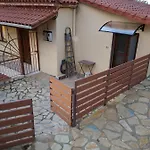 בית נופש Traditional House With View Drymon